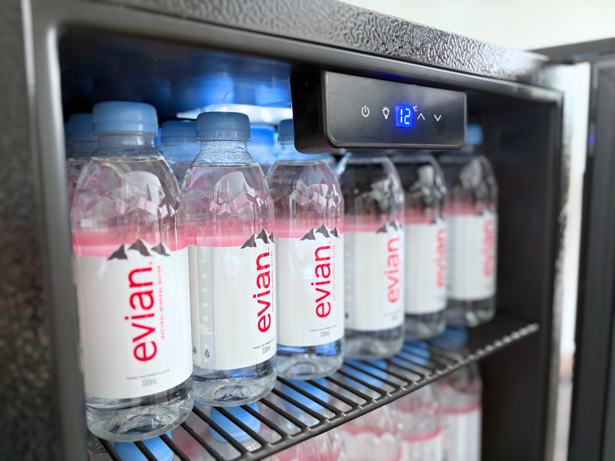 【冷たいお飲み物をご提供するため、専用冷蔵庫を導入いたしました】